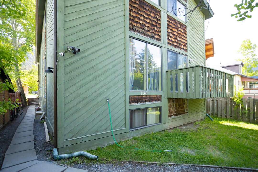 136 Muskrat St in Banff, AB - Building Photo
