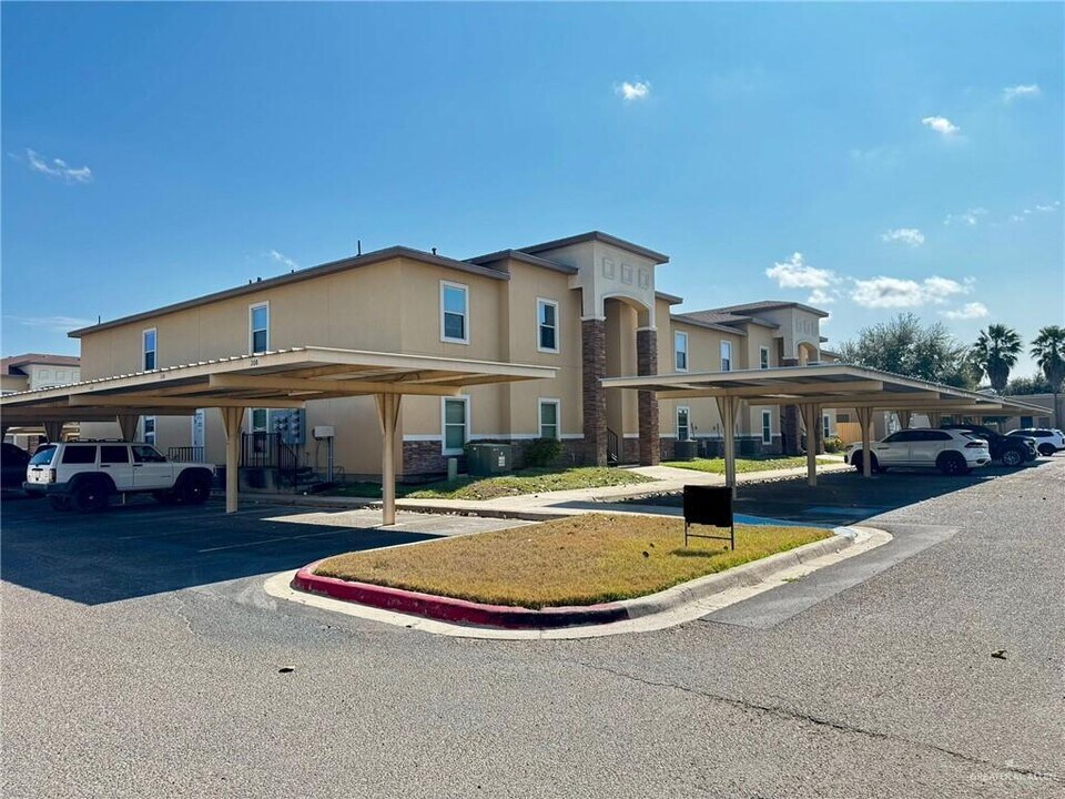901 E Redbud Ave in McAllen, TX - Building Photo