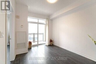 2490 Old Bronte Rd in Oakville, ON - Building Photo - Building Photo