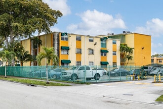 Las Estrellas Condominium in Hialeah, FL - Foto de edificio - Building Photo
