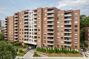 200 Lansdowne Av in Westmount, QC - Building Photo