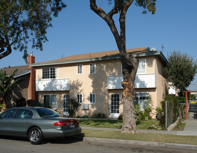 4401 Green Ave in Los Alamitos, CA - Foto de edificio - Building Photo