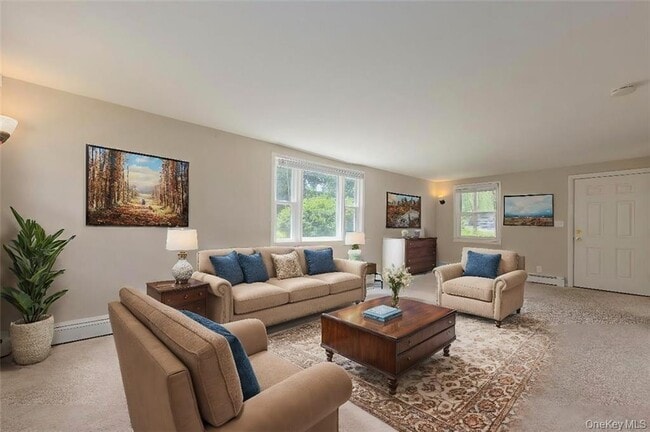 119 E Village Rd in Tuxedo Park, NY - Foto de edificio - Building Photo