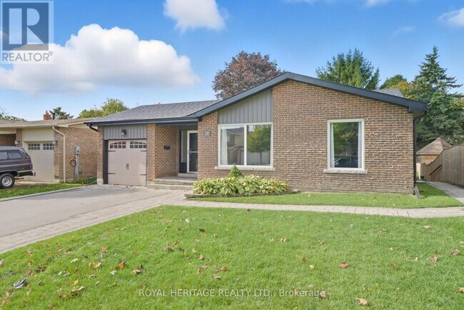10 Carter Crescent in Whitby, ON - Building Photo - Building Photo