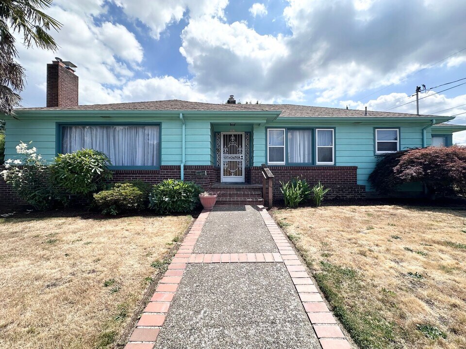 1910 NE Cramer St in Portland, OR - Building Photo