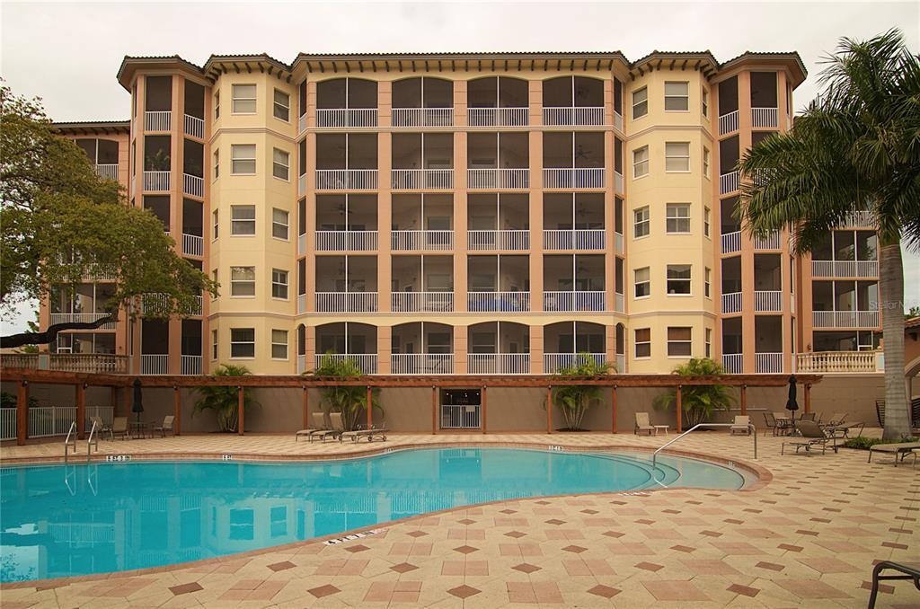 5591 Cannes Cir in Sarasota, FL - Foto de edificio
