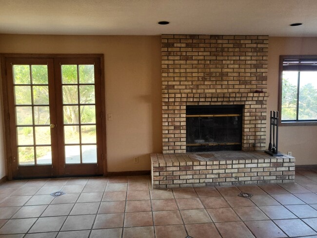 658 Coronado Hills Dr in San Marcos, CA - Foto de edificio - Building Photo