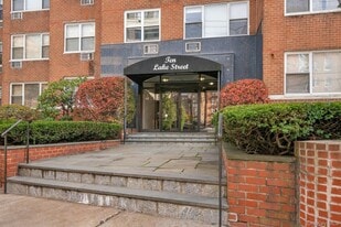 10 Lake St in White Plains, NY - Building Photo