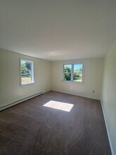 6 Tamarack Dr in Amherst, MA - Building Photo - Building Photo