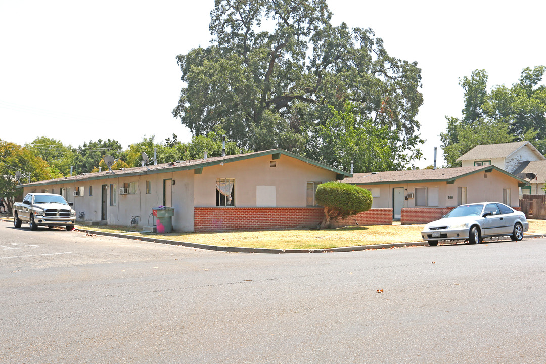 701 S Encina St in Visalia, CA - Building Photo