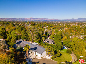 19536 Wells Dr in Los Angeles, CA - Foto de edificio - Building Photo