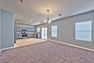5555 W Sun Temple Ave in Las Vegas, NV - Foto de edificio - Building Photo