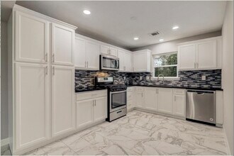 4627 Maple St in Bellaire, TX - Building Photo - Building Photo