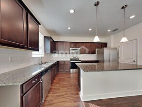 1065 Walden Pond Dr in Plant City, FL - Foto de edificio - Building Photo