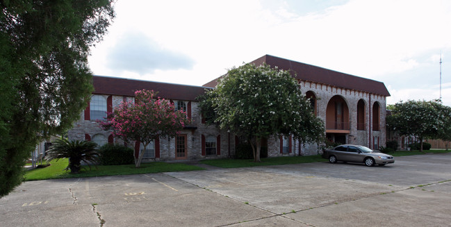 Aladdin Castle Apartments in Gretna, LA - Building Photo - Building Photo