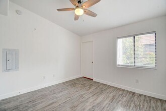 950 Seven Hills Dr in Henderson, NV - Building Photo - Building Photo