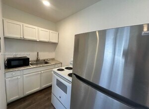 17175 NE 19th Ave in North Miami Beach, FL - Foto de edificio - Building Photo