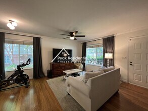 4000 Oak Villa Cir in Carmichael, CA - Building Photo - Building Photo