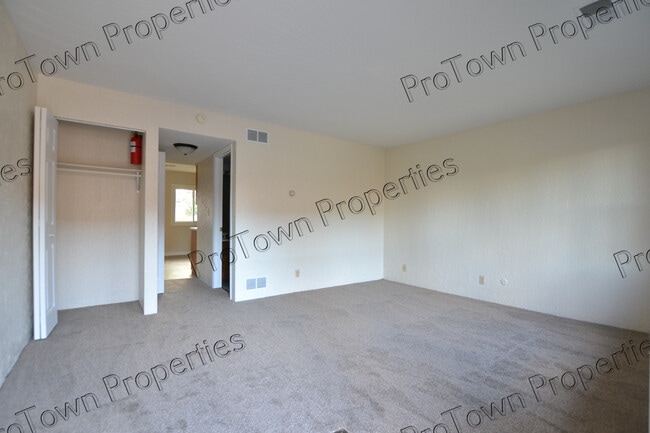 654 Meadowood Ln, Unit 654 in Wilmington, IL - Foto de edificio - Building Photo