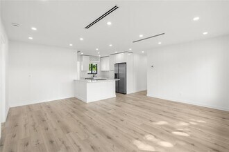 455 SW 14th Ct in Pompano Beach, FL - Foto de edificio - Building Photo