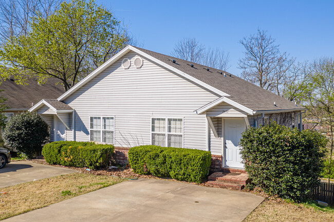 2449 N Brophy Cir in Fayetteville, AR - Foto de edificio - Primary Photo
