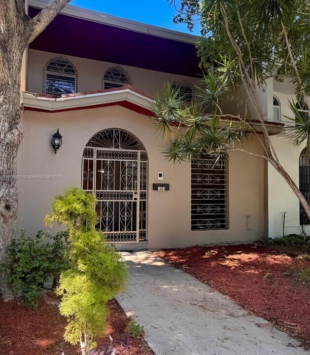 1925 Sans Souci Blvd in North Miami, FL - Foto de edificio