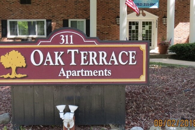 Oak Terrace Apartments in Lake Geneva, WI - Foto de edificio - Building Photo