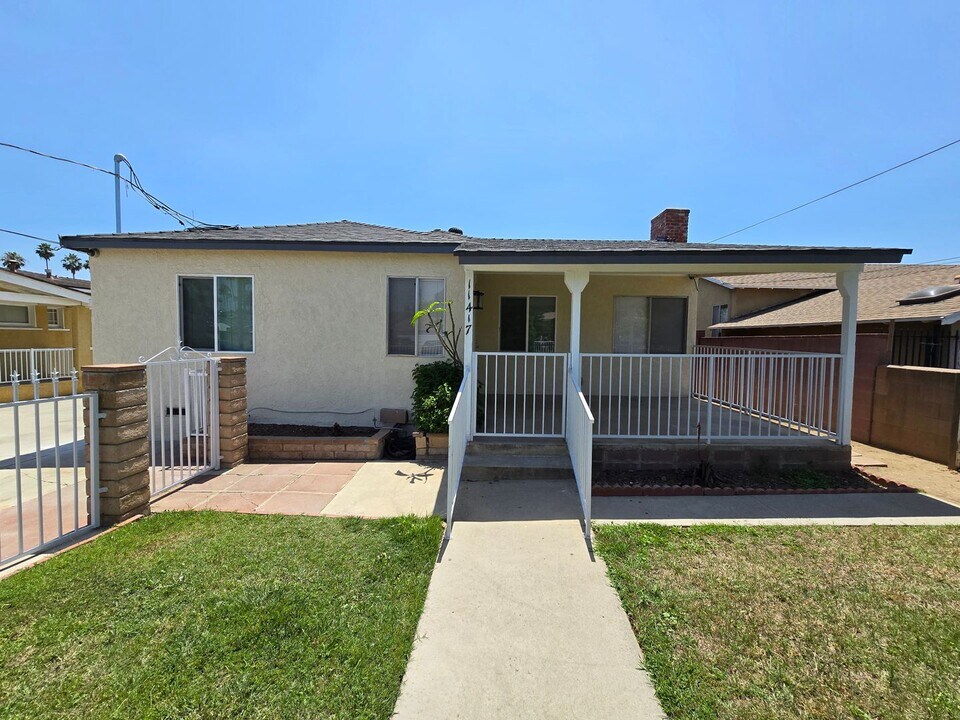 11417 Amboy Ave in San Fernando, CA - Building Photo