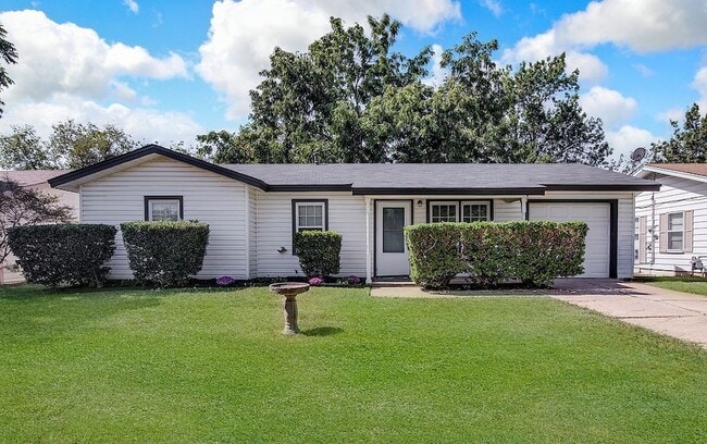 541 NW Lorna St