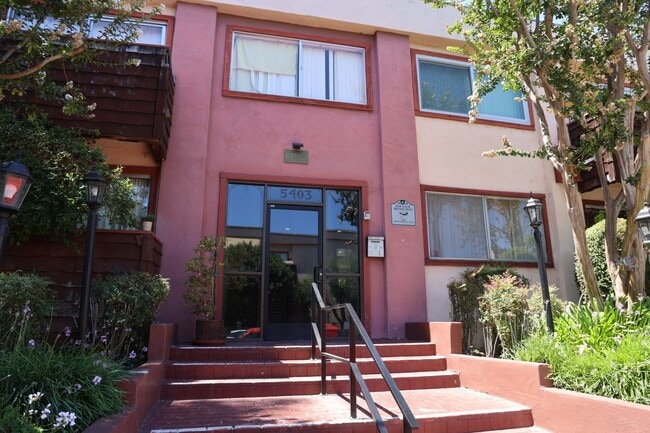 5403 Newcastle Ave, Unit 5403 Newcastle Ave APT 6 in Encino, CA - Building Photo - Building Photo