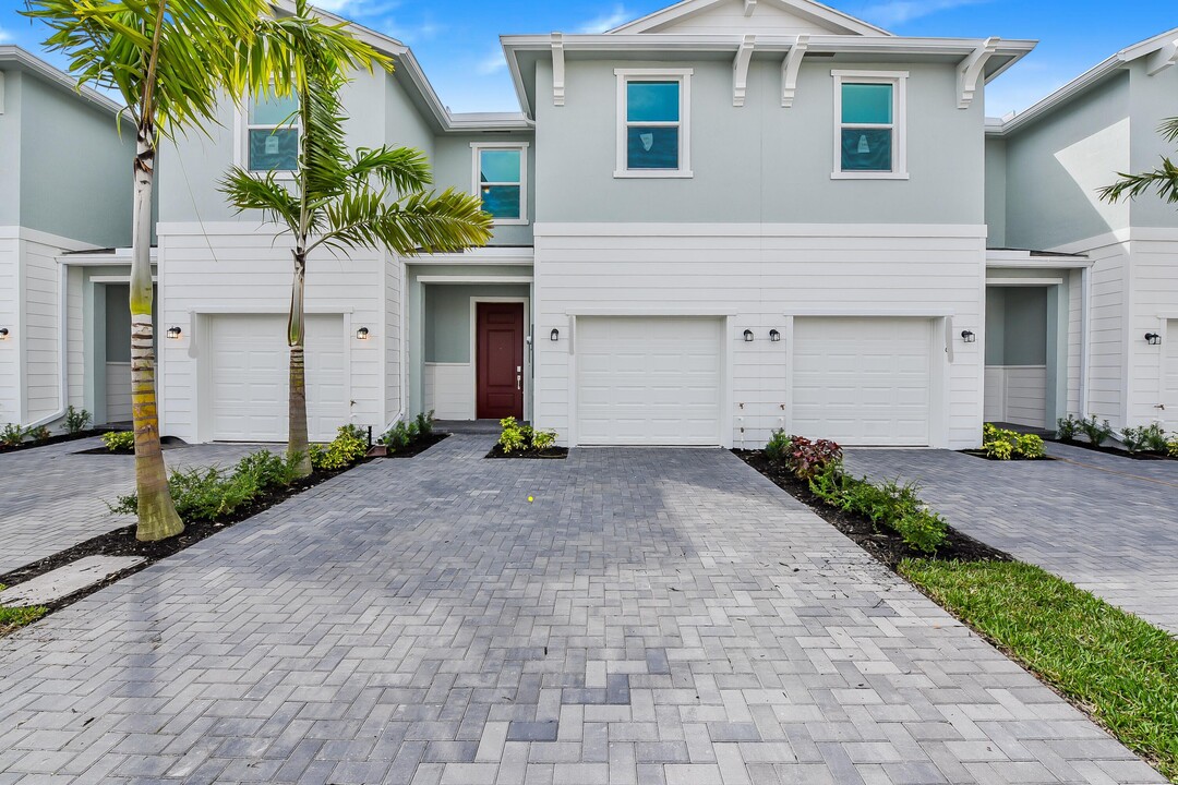4531 Hollister Ave in Greenacres, FL - Building Photo