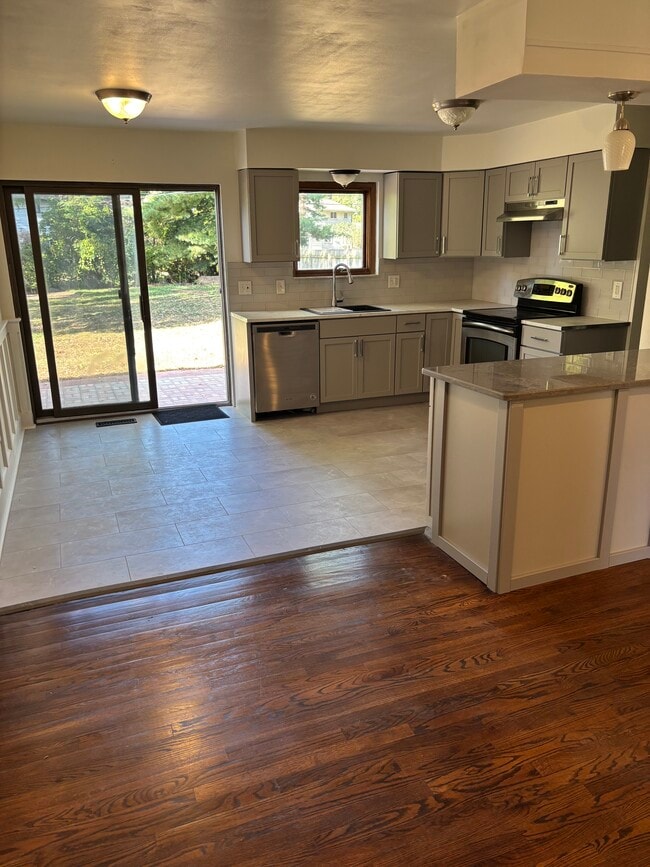 36264 Dover St in Livonia, MI - Building Photo - Building Photo