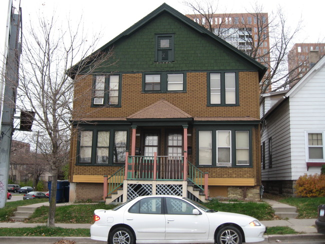 2032 N Farwell Ave in Milwaukee, WI - Foto de edificio - Building Photo