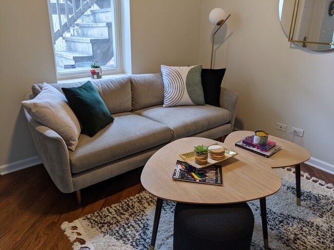 733 N Noble St in Chicago, IL - Foto de edificio - Building Photo