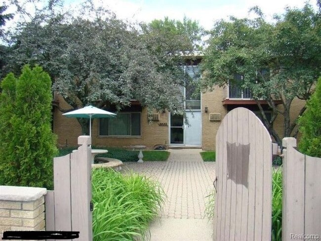 2655 E Maple Rd in Birmingham, MI - Foto de edificio - Building Photo