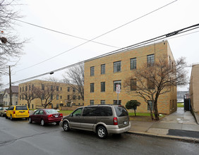 Windsor Court in Albany, NY - Building Photo - Building Photo