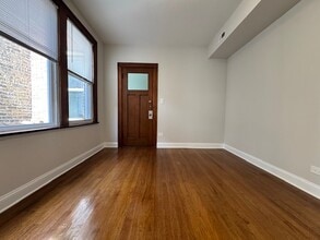 3050 N Milwaukee Ave, Unit 2R in Chicago, IL - Building Photo - Building Photo