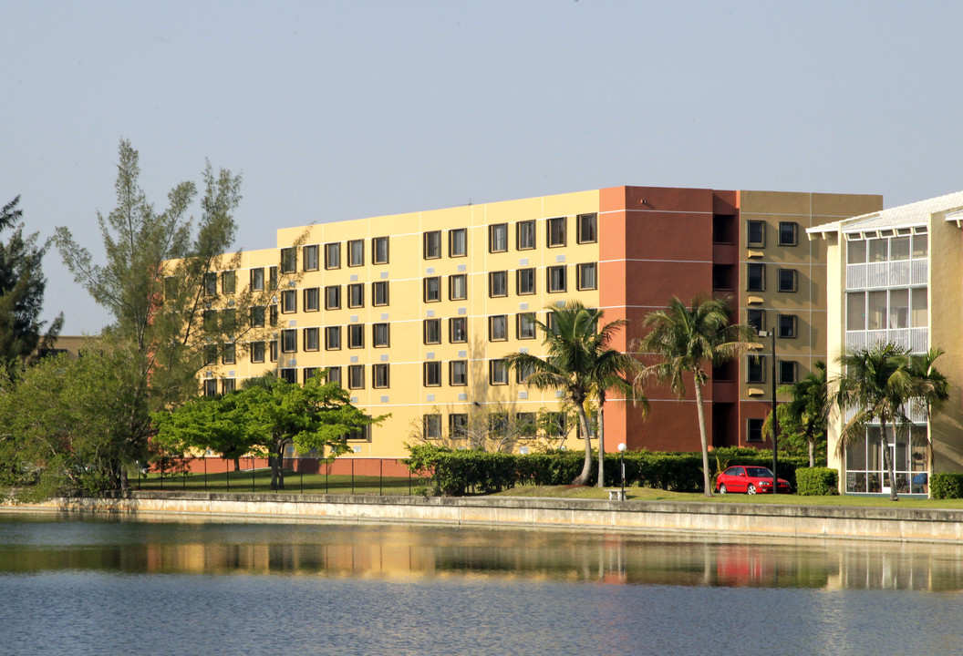 Saga Bay in Miami, FL - Foto de edificio