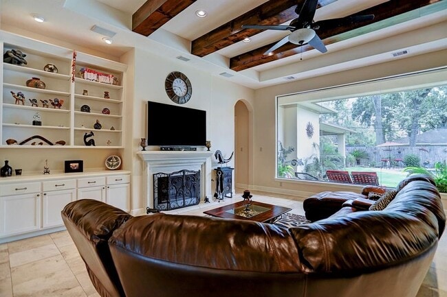 property at 1611 Lynnview Dr