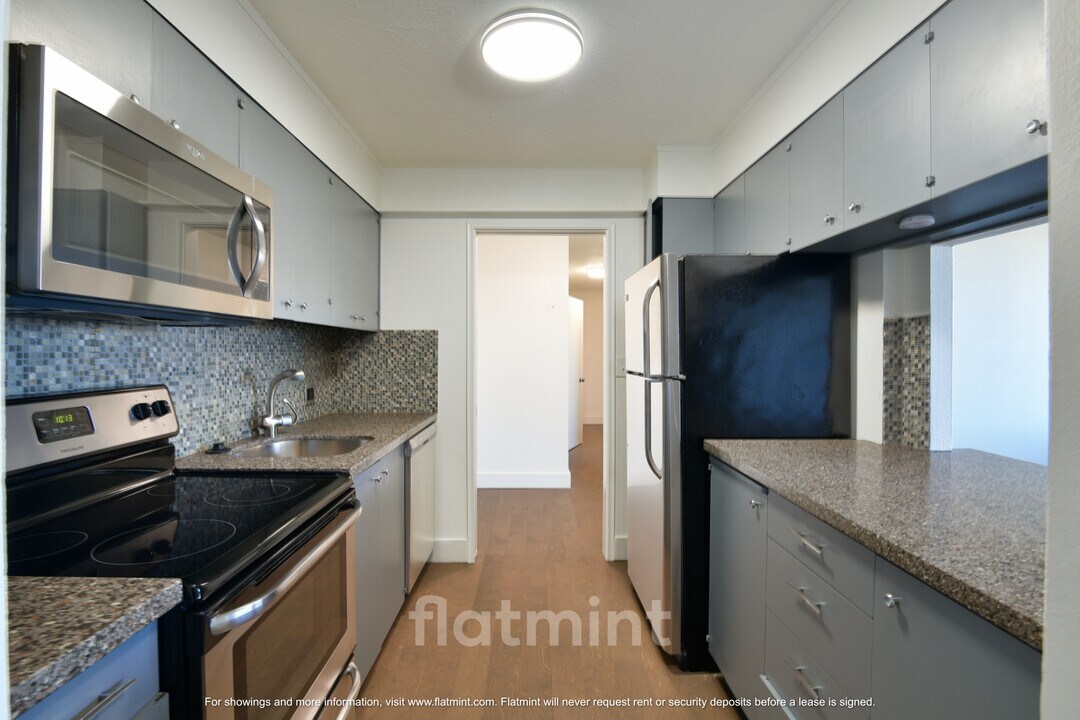 521 5th Ave W in Seattle, WA - Building Photo
