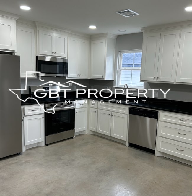 383 E Burleson Ave in Mart, TX - Foto de edificio - Building Photo