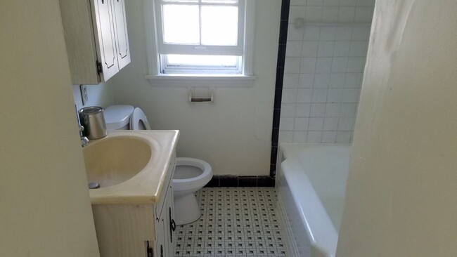 4920 N Port Washington Rd, Unit 3 in Glendale, WI - Foto de edificio - Building Photo