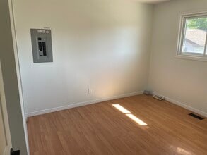 9 W St in Belleville, ON - Building Photo - Building Photo