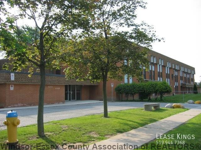 6325 Thornberry Crescent in Windsor, ON - Building Photo - Building Photo
