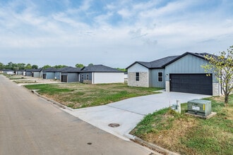 Summit Park in Bolivar, MO - Building Photo - Building Photo