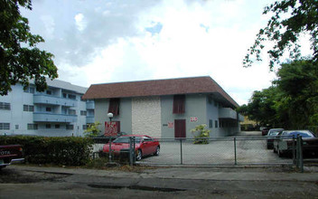 565 NE 121st St in North Miami, FL - Building Photo - Building Photo