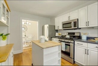 21 Lake St, Unit #1 in Somerville, MA - Foto de edificio - Building Photo