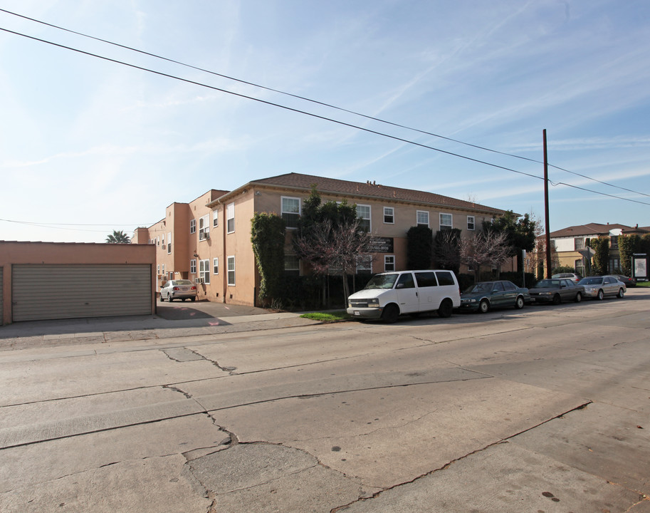 1666-1670 Rodney Dr in Los Angeles, CA - Building Photo