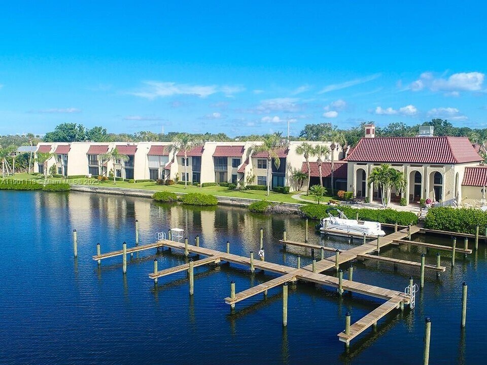 5151 Jimmy Buffett Mem Hwy in Indian River Shores, FL - Building Photo
