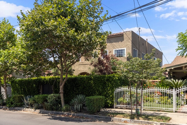 813 N Coronado St in Los Angeles, CA - Building Photo - Building Photo